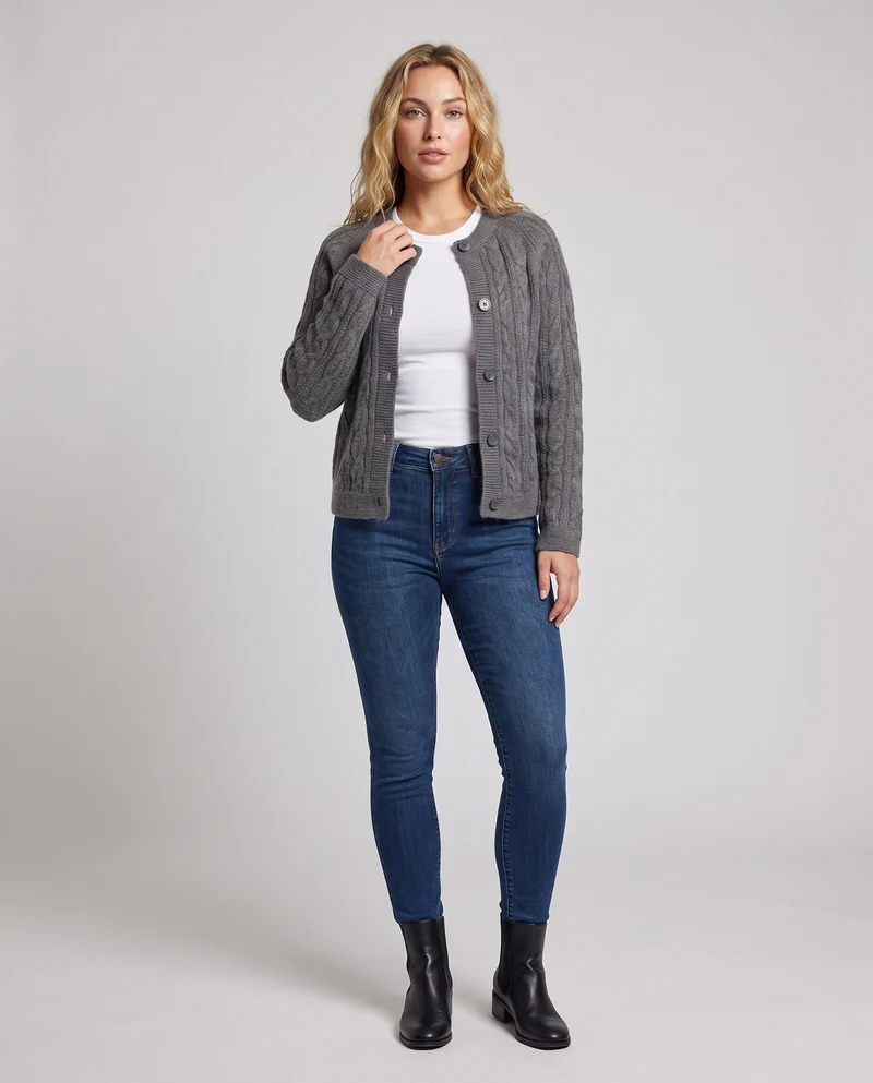 Damen Gestrickte Zopfmuster-Strickjacke mit Rundhals und durchgehender Knopfleiste Nord Taschen