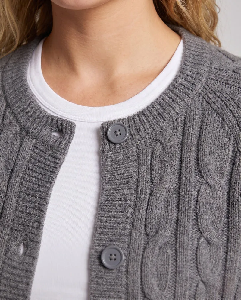 Damen Gestrickte Zopfmuster-Strickjacke mit Rundhals und durchgehender Knopfleiste Nord Taschen