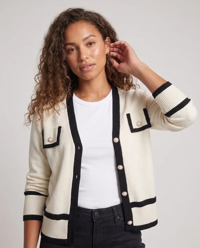 Damen Feiner V‑Ausschnitt‑Cardigan im Vintage‑Chanel‑Look mit Perlmutt‑Zierknöpfen Nord Taschen