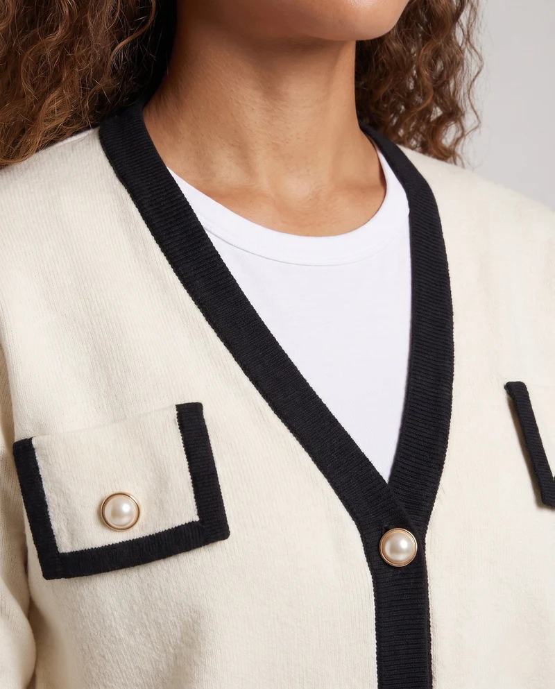 Damen Feiner V‑Ausschnitt‑Cardigan im Vintage‑Chanel‑Look mit Perlmutt‑Zierknöpfen Nord Taschen