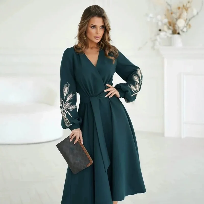 Damen Wickel-Midikleid mit Taillengürtel, hohem Beinschlitz und bestickten Ballonärmeln Nord Taschen