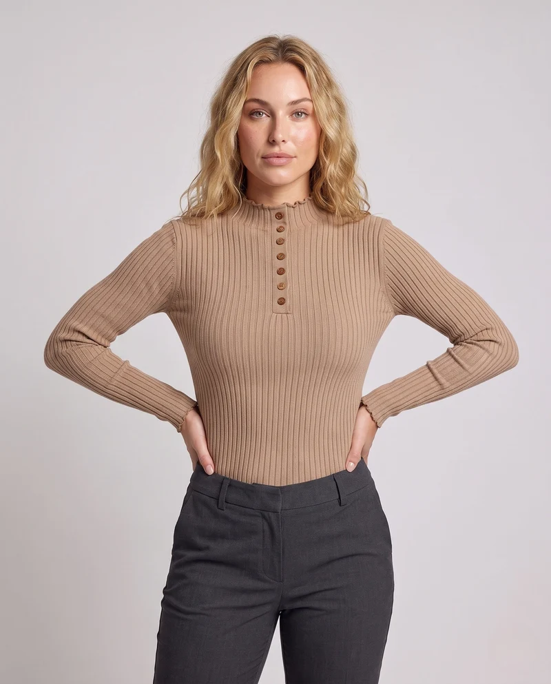 Damen Enganliegender gerippter Rollkragenpullover mit Zierknopfleiste Nord Taschen