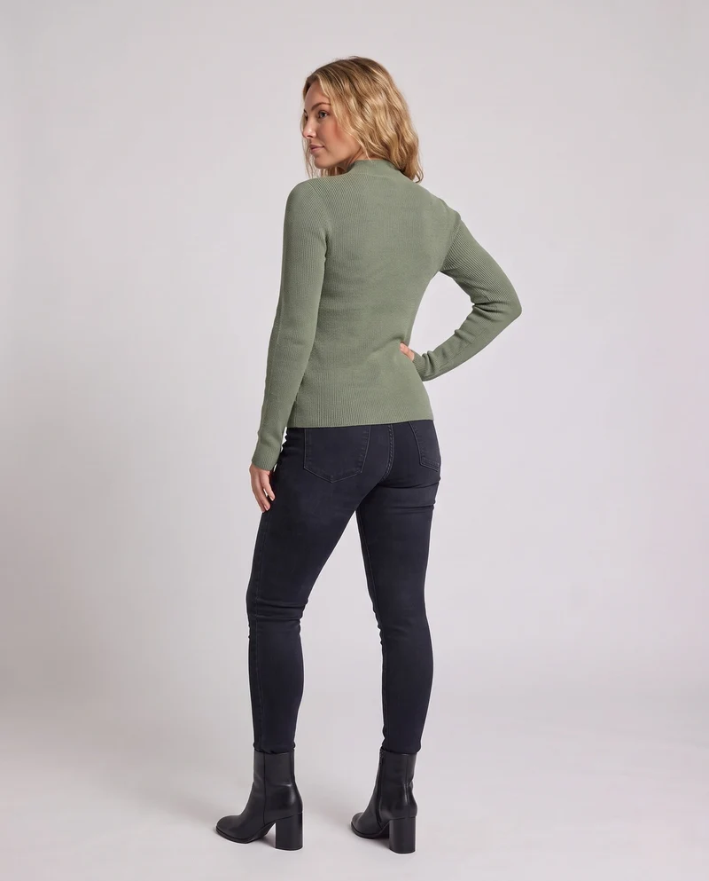 Damen Eleganter Slim-Fit Rollkragenpullover aus flauschigem Angora-Mix mit feiner Rippstruktur Nord Taschen