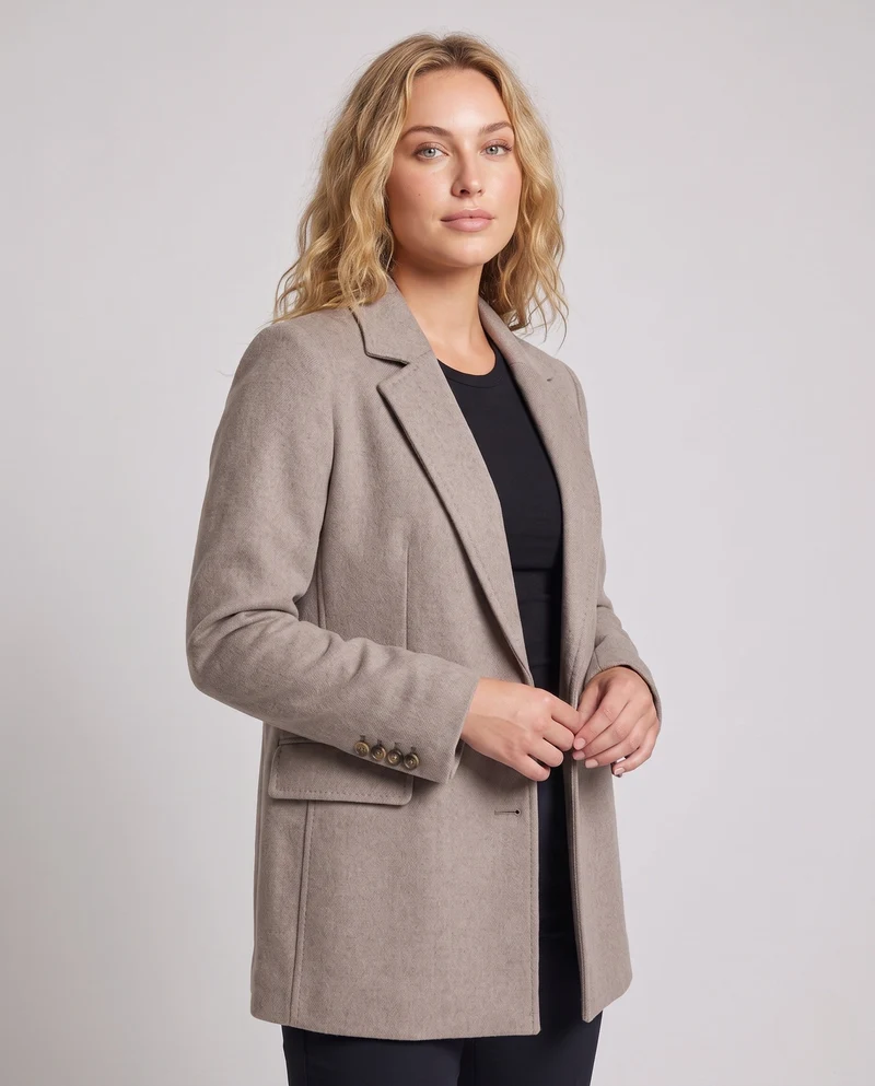 Damen Eleganter Kurzmantel im Blazerstil mit Notch‑Revers und aufgesetzten Patten‑Taschen Nord Taschen