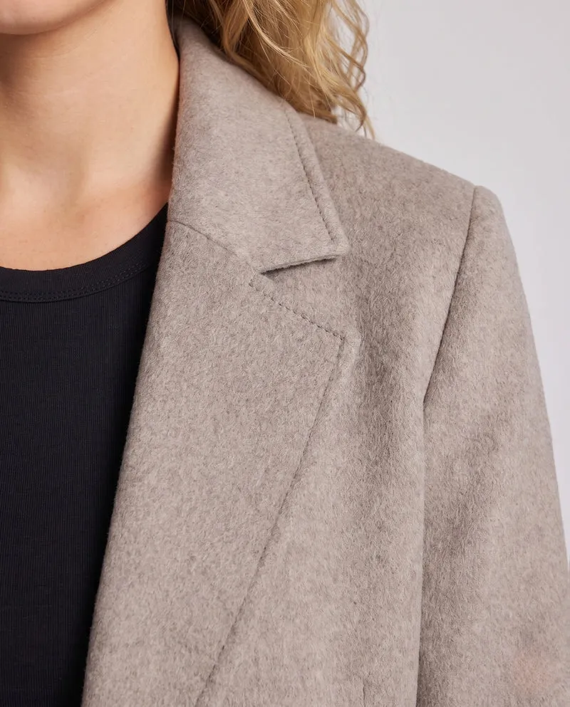 Damen Eleganter Kurzmantel im Blazerstil mit Notch‑Revers und aufgesetzten Patten‑Taschen Nord Taschen