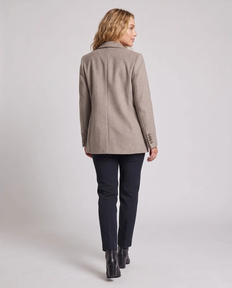 Damen Eleganter Kurzmantel im Blazerstil mit Notch‑Revers und aufgesetzten Patten‑Taschen Nord Taschen