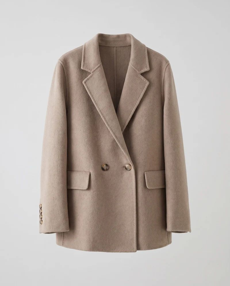 Damen Eleganter Kurzmantel im Blazerstil mit Notch‑Revers und aufgesetzten Patten‑Taschen Nord Taschen