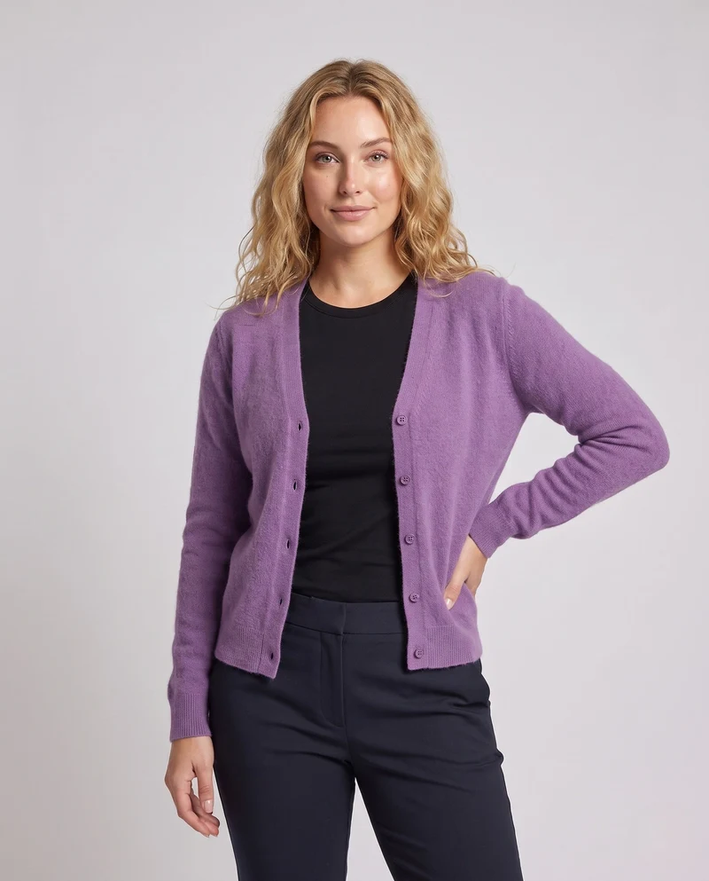 Damen Eleganter Kurzknopf-Cardigan aus flauschigem Feinstrick mit Perlmuttknöpfen Nord Taschen