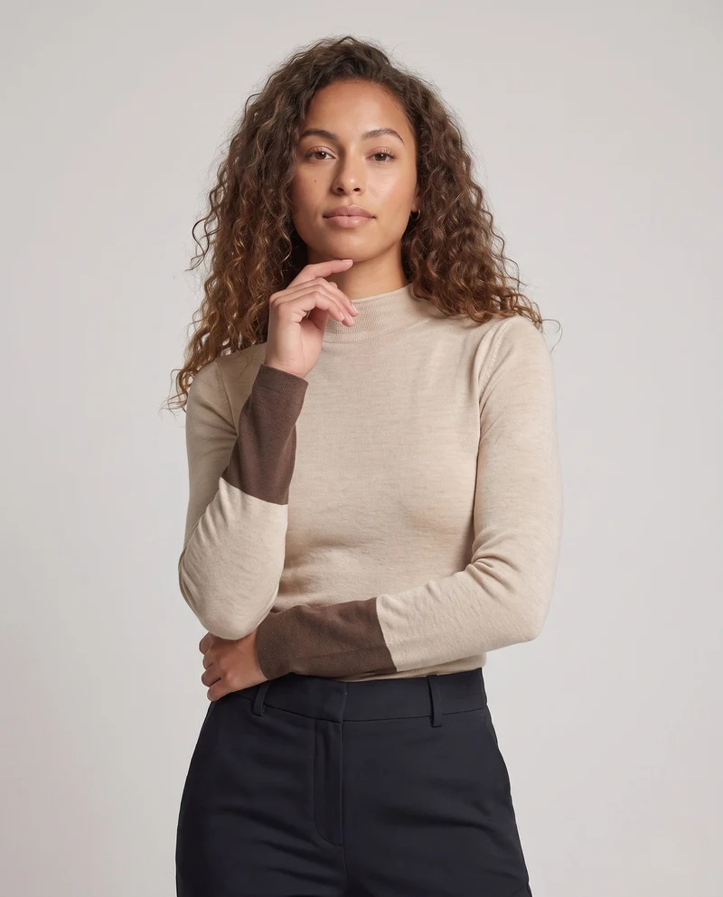 Damen Feiner Slim-Fit Stehkragenpullover aus Kaschmir‑Optik mit kontrastierenden Ärmelabschlüssen Nord Taschen