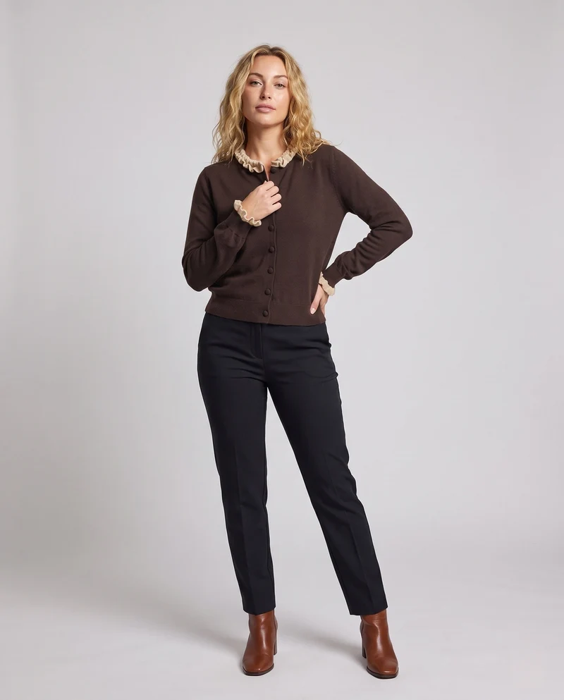 Damen Eleganter Feinstrick-Cardigan mit kontrastierendem Rüschkragen und bezogenen Zierknöpfen Nord Taschen