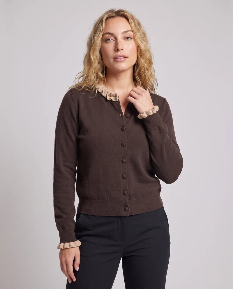 Damen Eleganter Feinstrick-Cardigan mit kontrastierendem Rüschkragen und bezogenen Zierknöpfen Nord Taschen