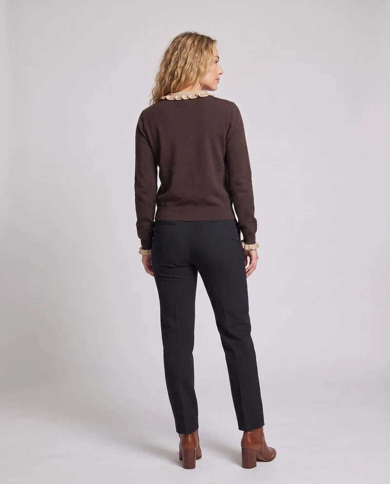 Damen Eleganter Feinstrick-Cardigan mit kontrastierendem Rüschkragen und bezogenen Zierknöpfen Nord Taschen