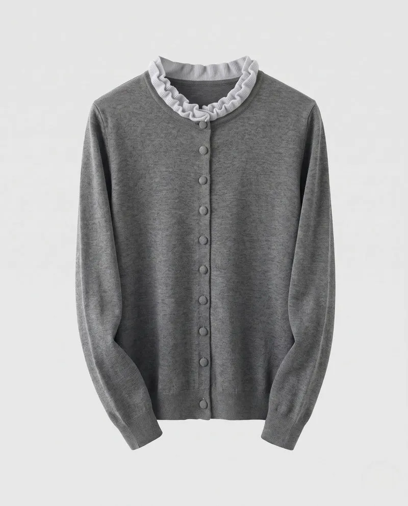 Damen Eleganter Feinstrick-Cardigan mit kontrastierendem Rüschkragen und bezogenen Zierknöpfen Nord Taschen