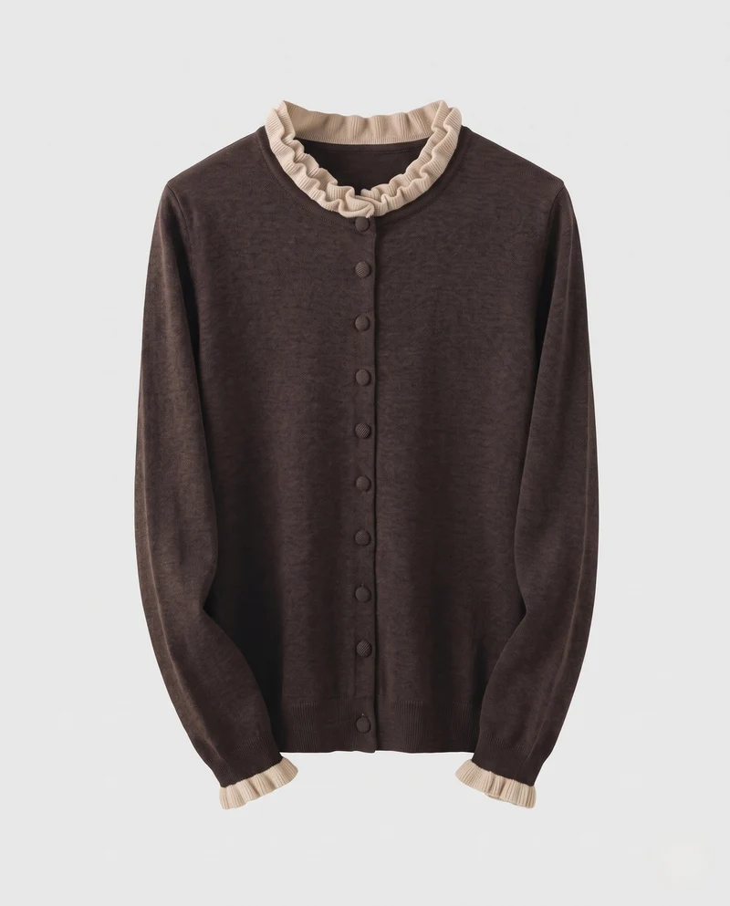 Damen Eleganter Feinstrick-Cardigan mit kontrastierendem Rüschkragen und bezogenen Zierknöpfen Nord Taschen