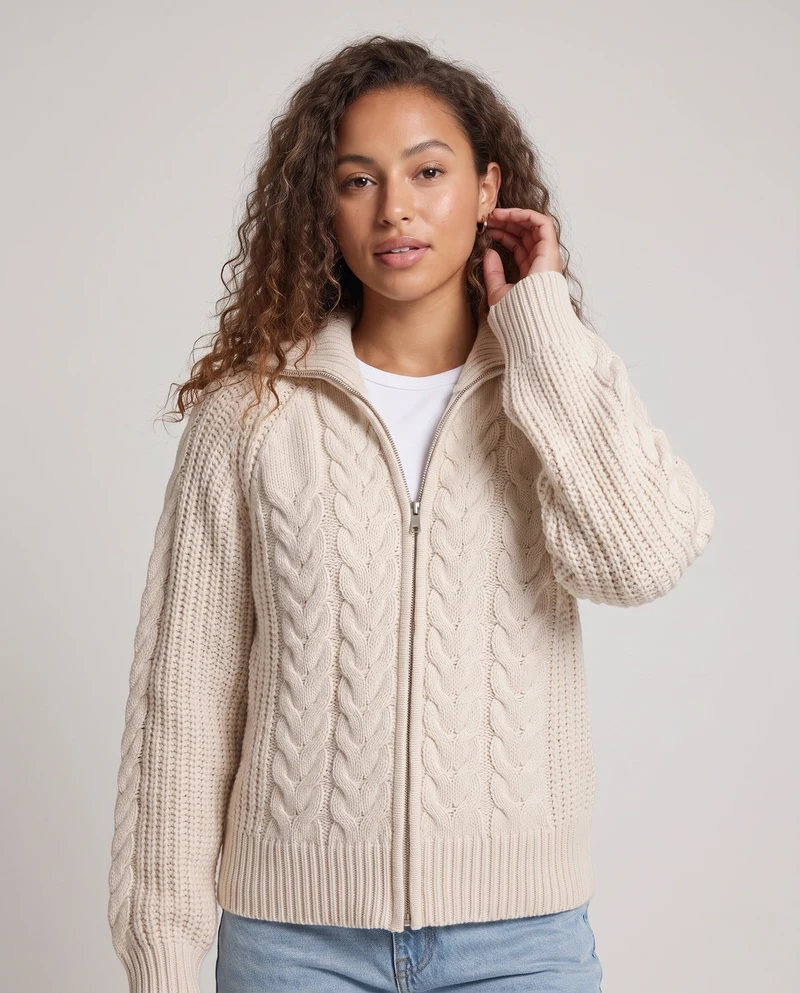 Damen Boxy-Zopfstrickjacke mit kurzem Schnitt, Frontreißverschluss und breitem Stehkragen Nord Taschen