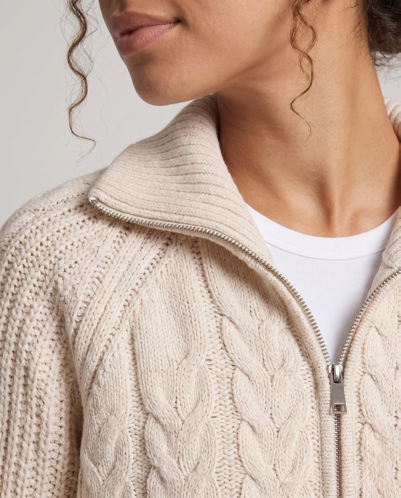 Damen Boxy-Zopfstrickjacke mit kurzem Schnitt, Frontreißverschluss und breitem Stehkragen Nord Taschen