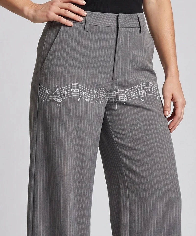 Damen Weitgeschnittene Streifenhose mit musikalischem Druck Nord Taschen