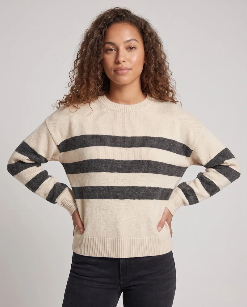 Damen Gestreifter Feinstrickpullover mit Rundhals, überschnittener Schulter und lockerer Silhouette Nord Taschen