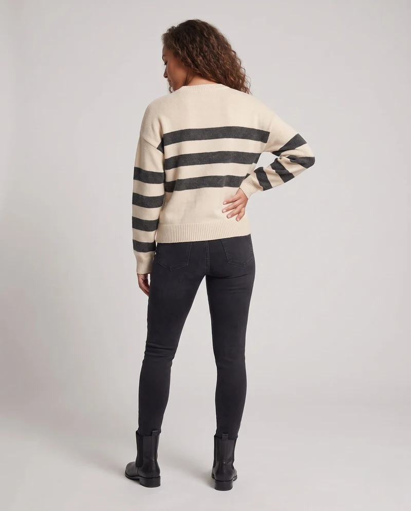 Damen Gestreifter Feinstrickpullover mit Rundhals, überschnittener Schulter und lockerer Silhouette Nord Taschen