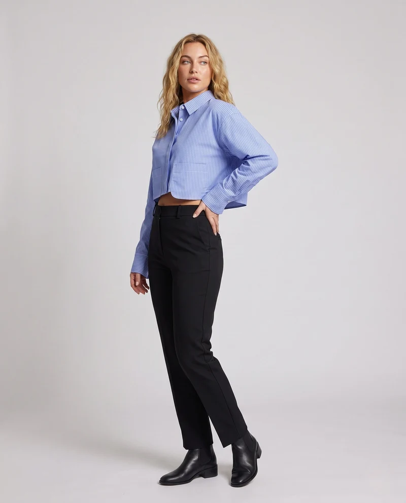 Damen Cropped Oversize‑Hemdbluse mit verdeckter Knopfleiste und großen Fronttaschen Nord Taschen
