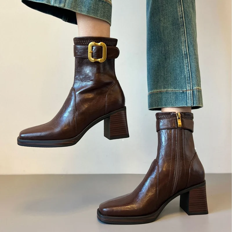 Damen knöchelhohe Glattleder‑Stiefelette mit markantem Blockabsatz, Plateau‑Sohle, seitlichem Reißverschluss und dekorativem Gurt Nord Taschen