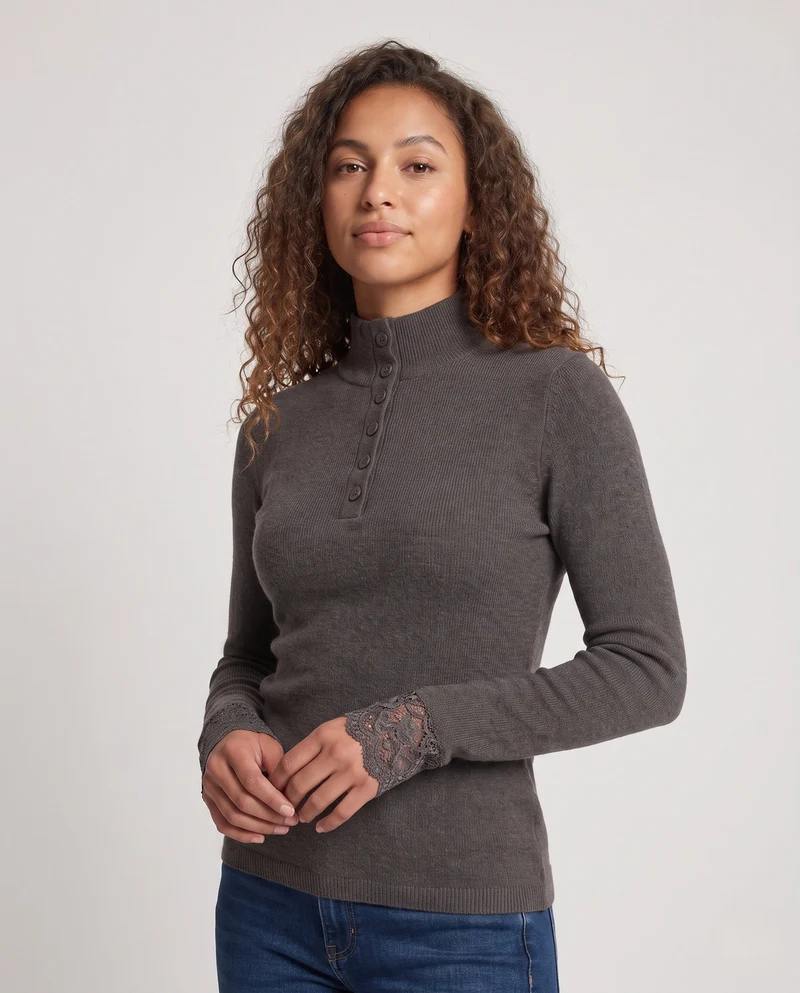 Damen Feiner Stehkragenpullover mit dekorativer Knopfleiste und Spitzenmanschetten Nord Taschen