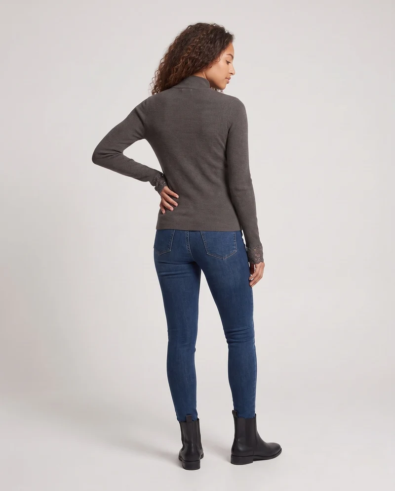 Damen Feiner Stehkragenpullover mit dekorativer Knopfleiste und Spitzenmanschetten Nord Taschen