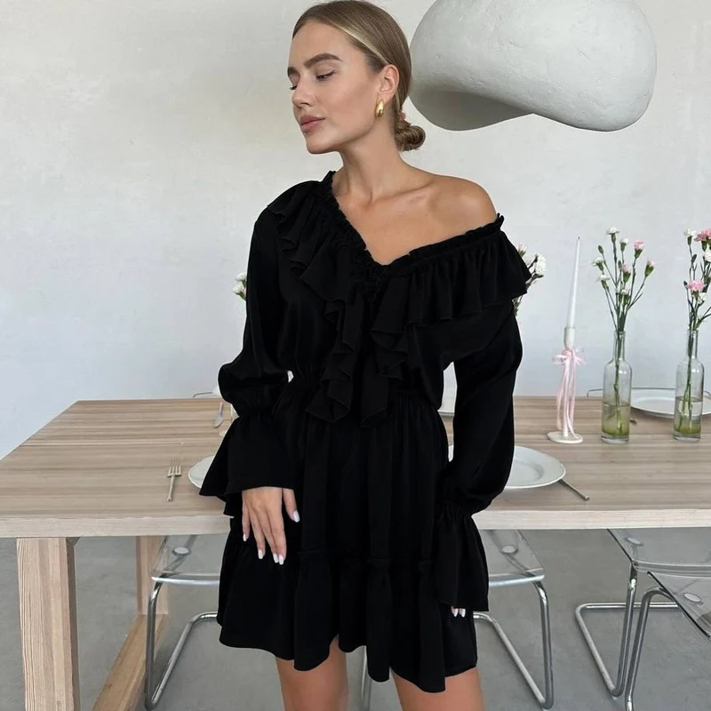 Damen Verspieltes Rüschen-Kurzkleid mit V-Ausschnitt, geraffter Taille und Stufensaum Nord Taschen