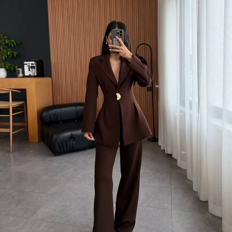 Damen Taillierter Longblazer mit goldener Statement-Schnalle Nord Taschen