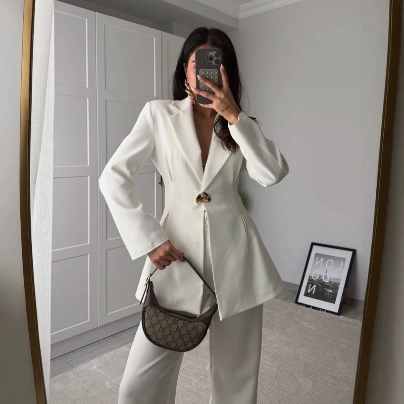Damen Taillierter Longblazer mit goldener Statement-Schnalle Nord Taschen