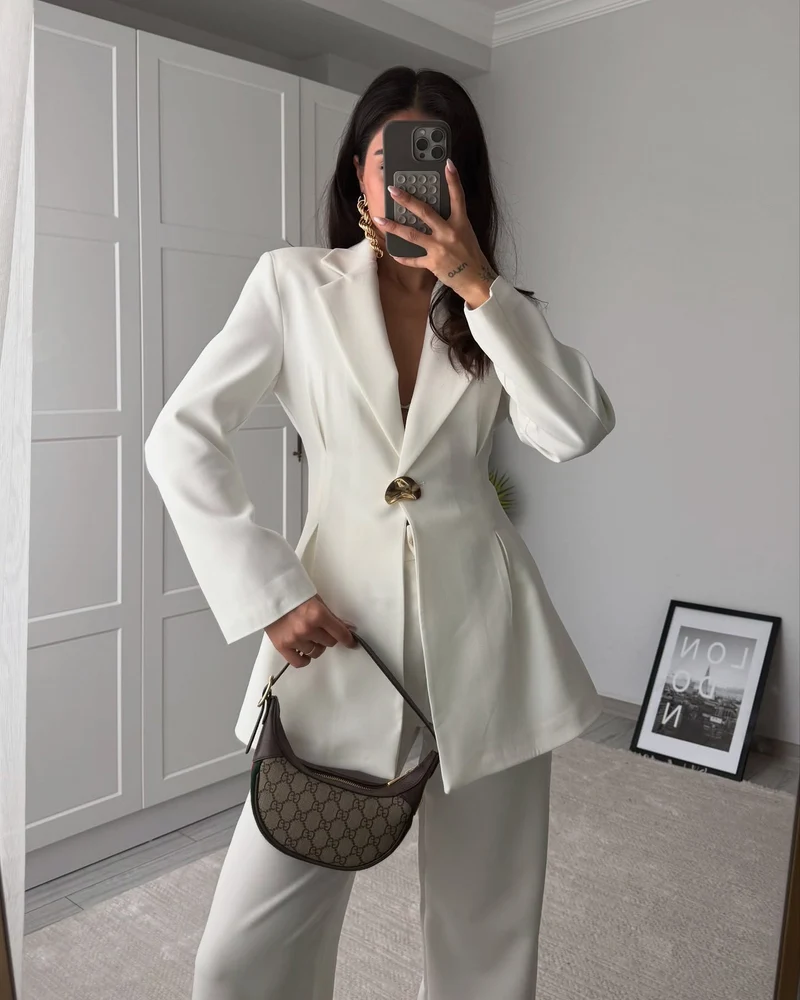 Damen Taillierter Longblazer mit goldener Statement-Schnalle Nord Taschen