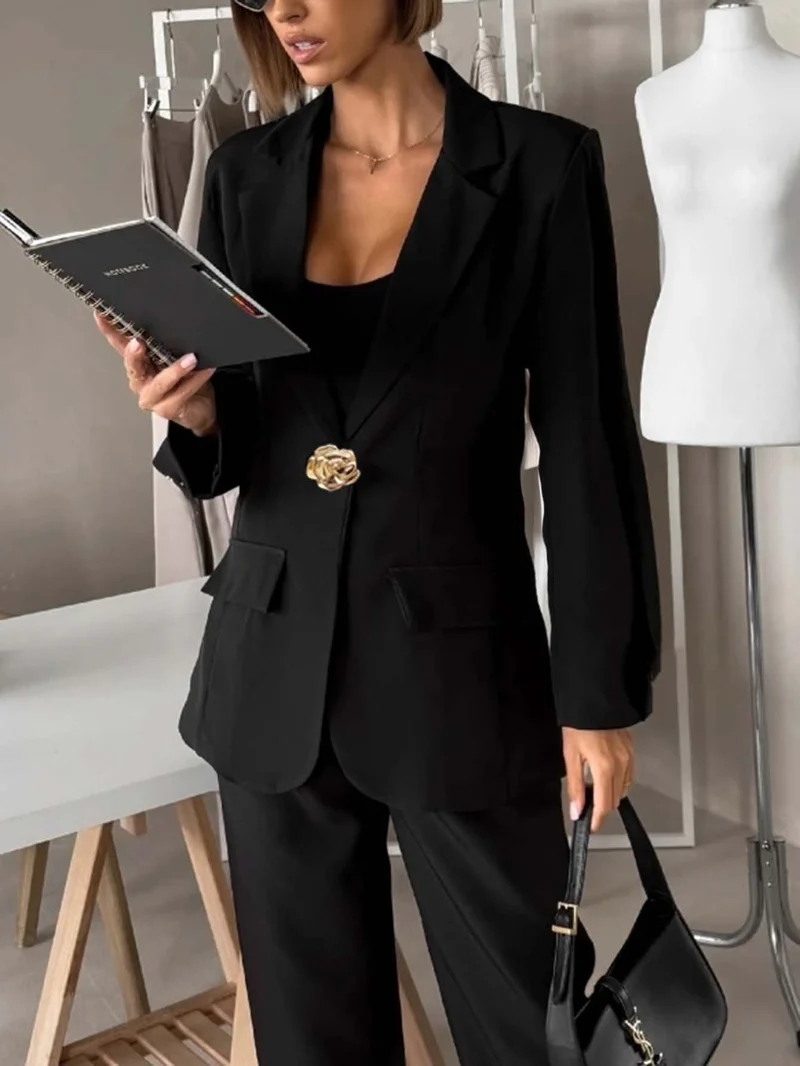 Damen Taillierter Ein-Knopf-Blazer mit floralem Dekoverschluss und Klappentaschen Nord Taschen