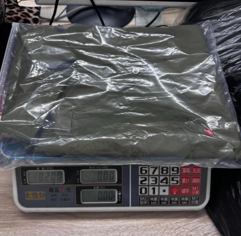 Damen Taillierte Satin-Bluse mit formenden Teilungsnähten und weiten Manschetten Nord Taschen