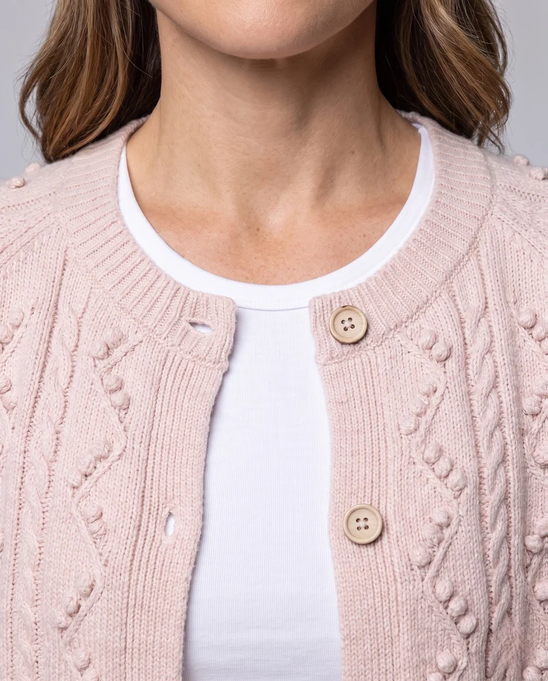 Damen Flauschiger Strickcardigan mit diamantförmiger Zopfstruktur und Perlmuttknöpfen Nord Taschen