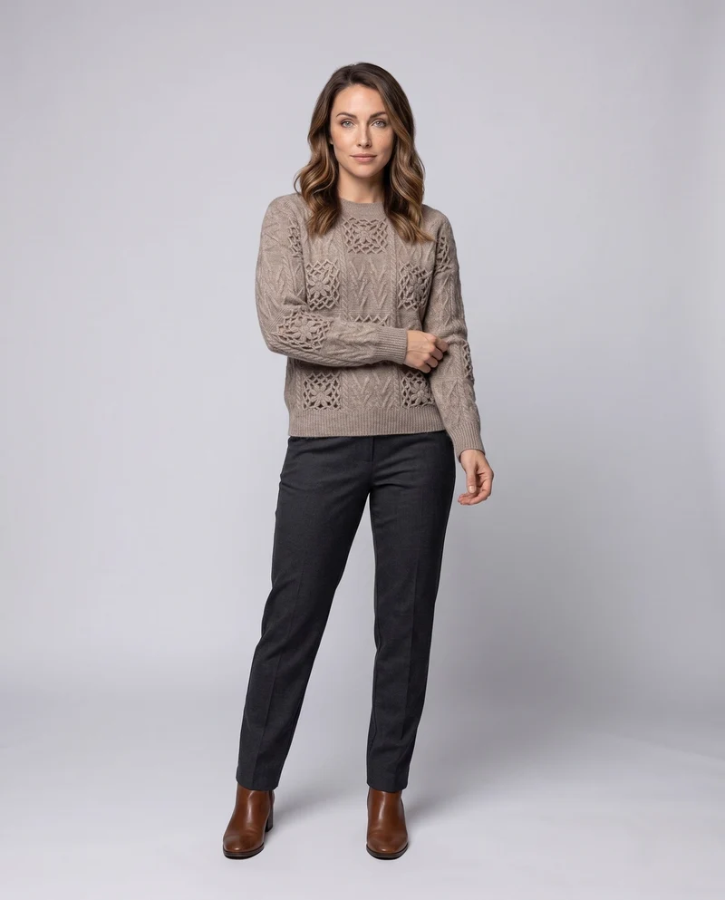 Damen Flauschiger Strukturstrick-Pullover mit Zopfmuster und Ajourblüten-Paneelen Nord Taschen