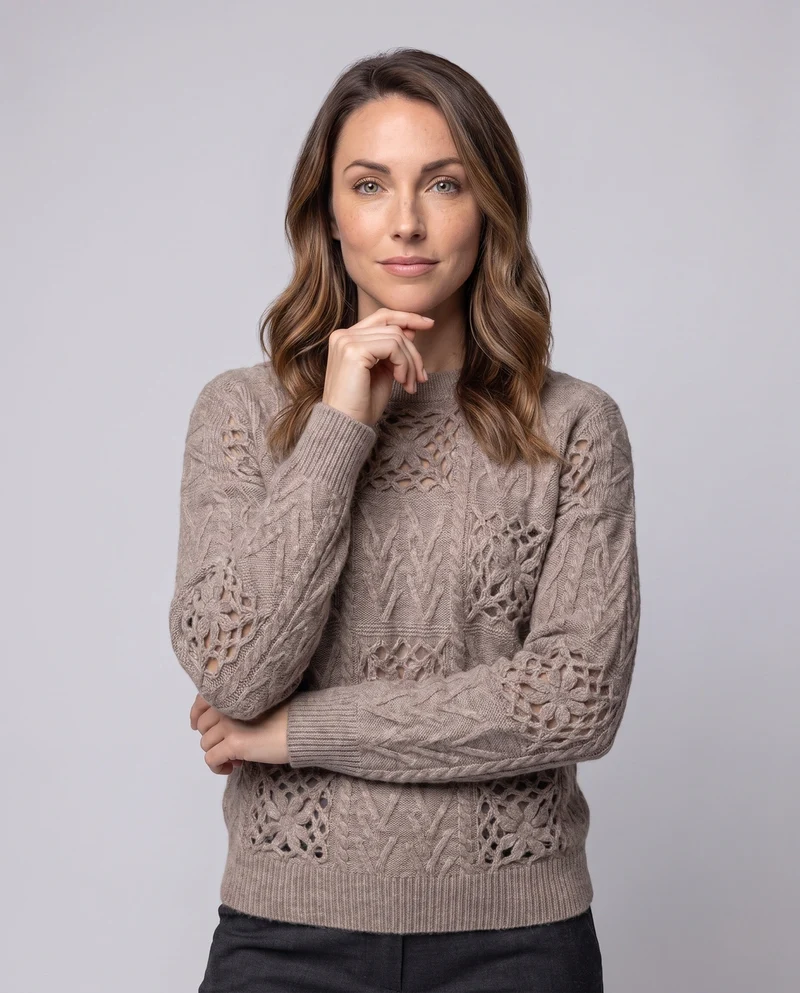 Damen Flauschiger Strukturstrick-Pullover mit Zopfmuster und Ajourblüten-Paneelen Nord Taschen