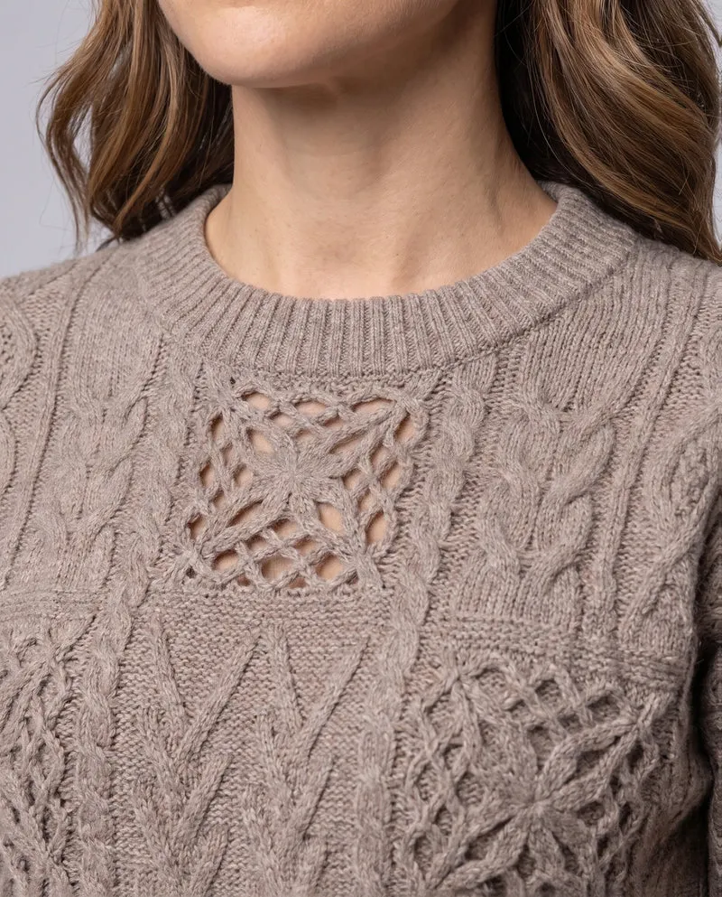 Damen Flauschiger Strukturstrick-Pullover mit Zopfmuster und Ajourblüten-Paneelen Nord Taschen