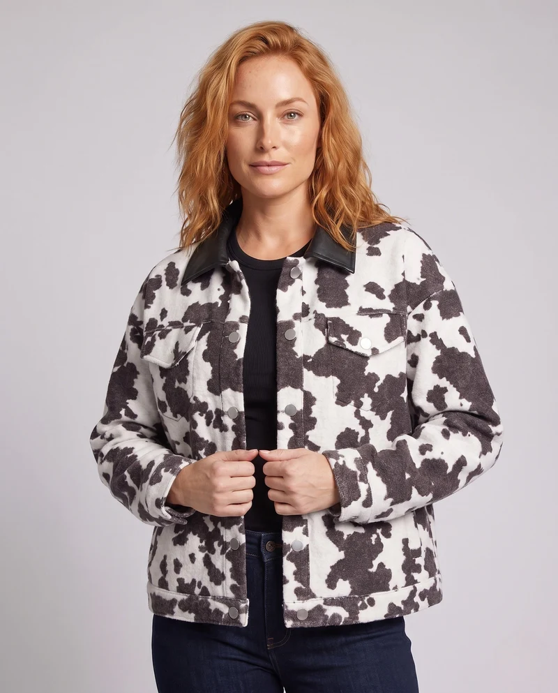 Damen Kurze Trucker-Jacke im Bouclé-Cowprint mit Kunstlederkragen Nord Taschen