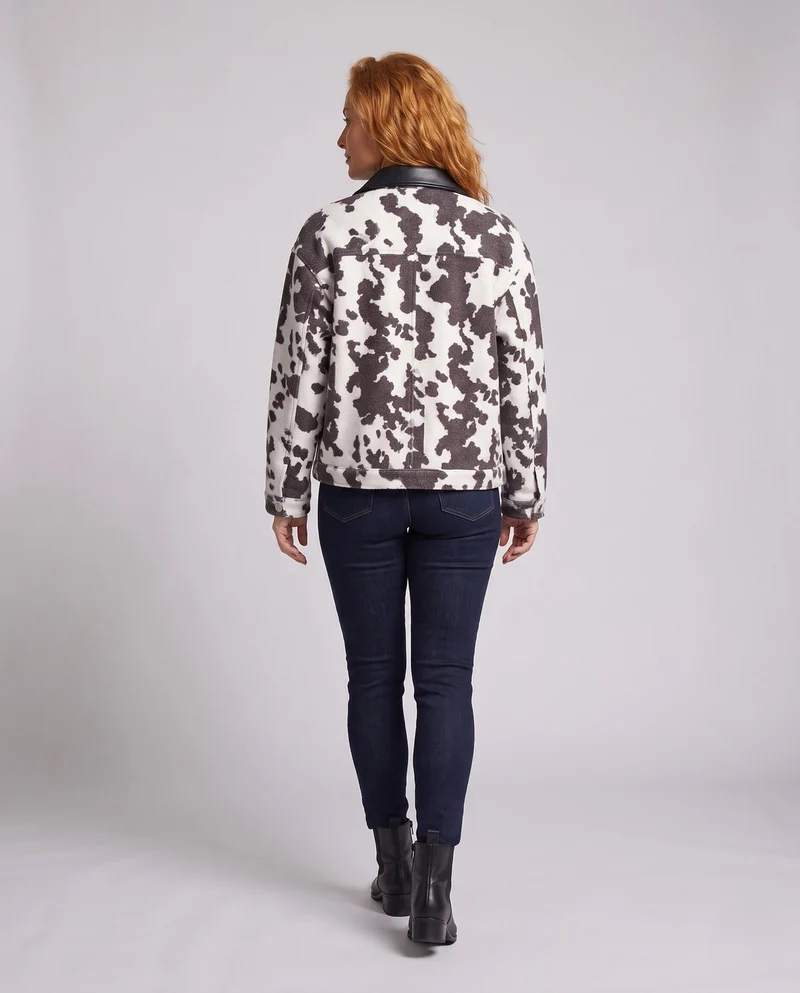 Damen Kurze Trucker-Jacke im Bouclé-Cowprint mit Kunstlederkragen Nord Taschen