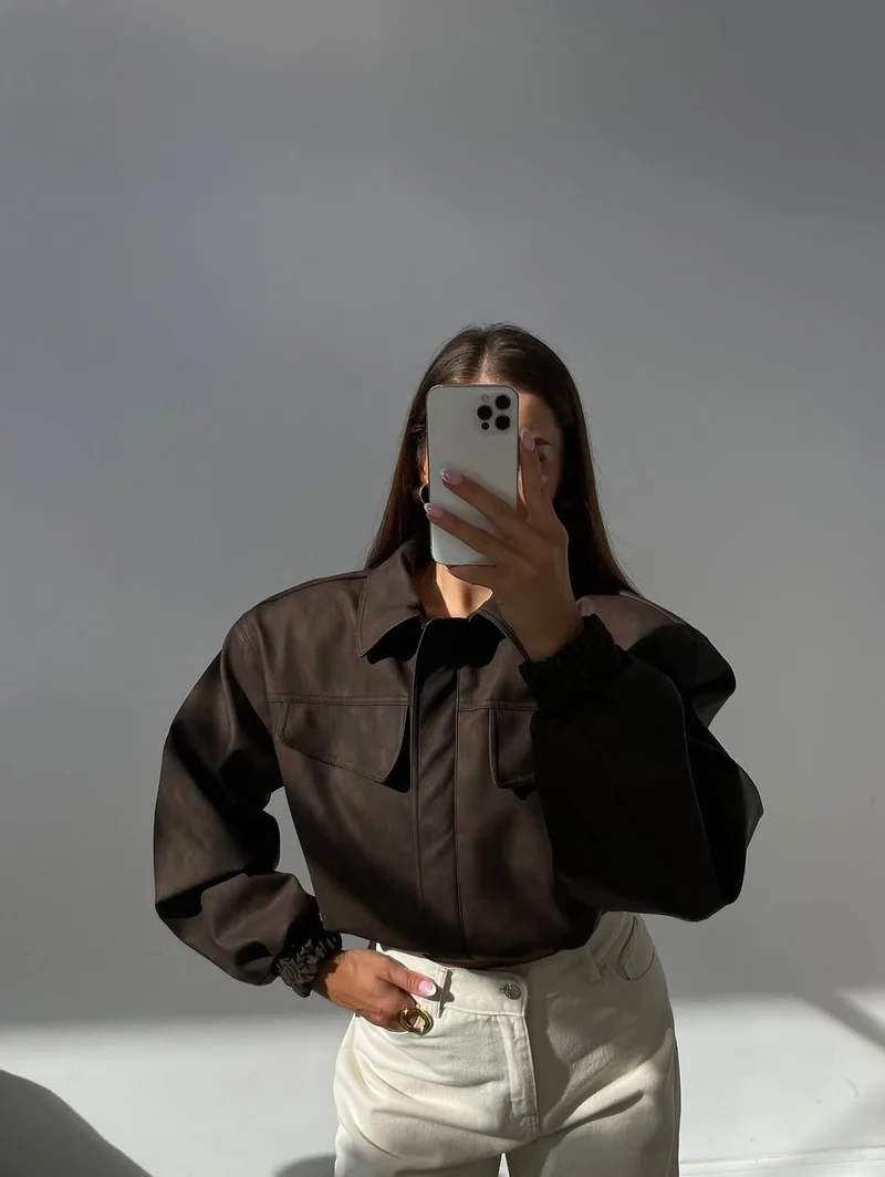 Damen Kurz geschnittene Kunstlederjacke mit aufgesetzten Brusttaschen Nord Taschen