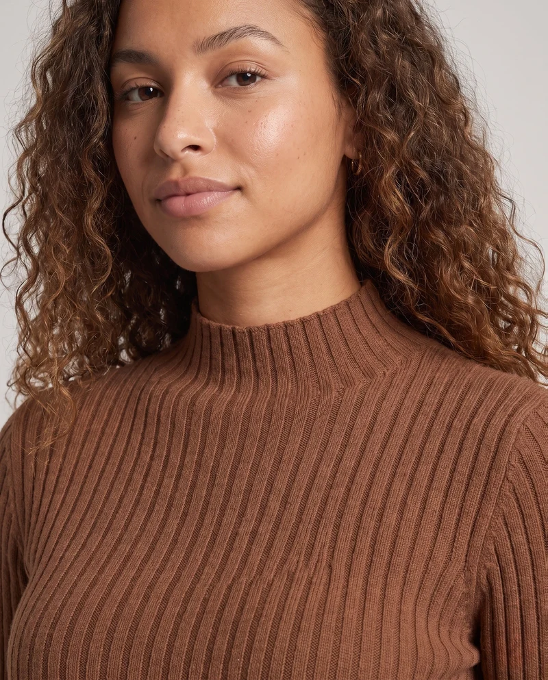 Damen Feinstrick Rippenpullover mit Rollkragen und figurnahem Schnitt Nord Taschen
