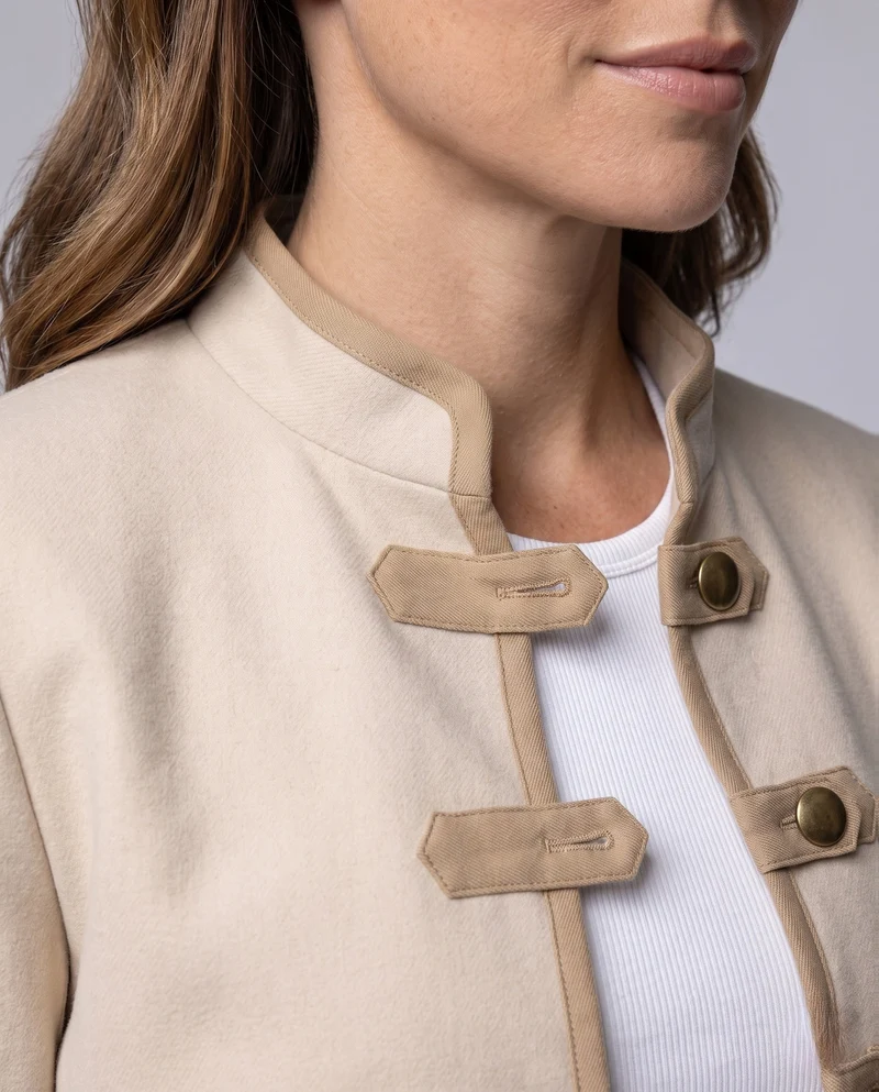 Damen Kurzjacke im Duffle‑Stil mit Stehkragen und ZierknNord Taschenelverschluss Nord Taschen