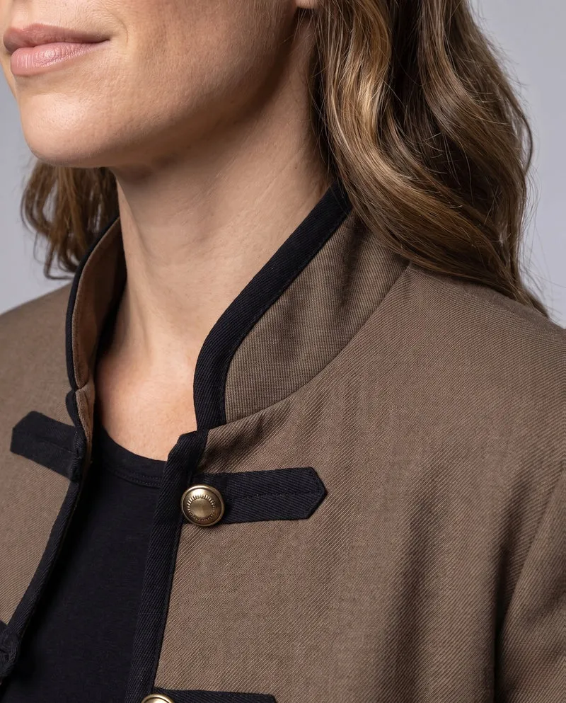 Damen Kurzjacke im Mandarinstil mit dekorativen KnNord Taschenelknöpfen und Kontrastpaspel Nord Taschen