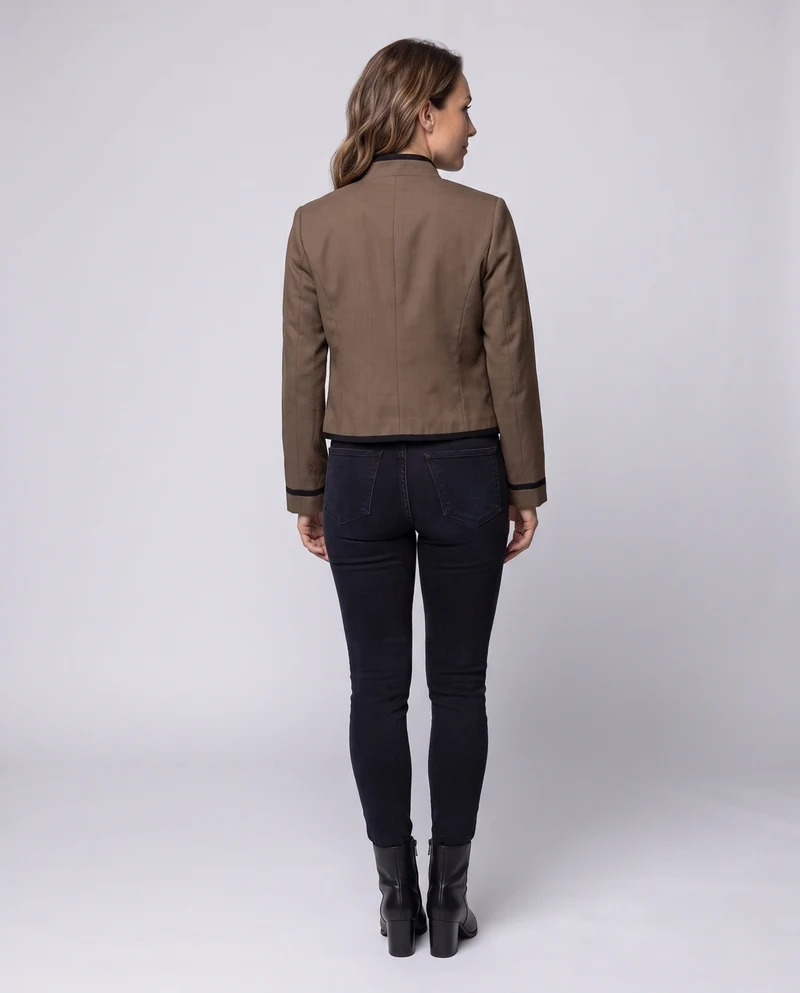 Damen Kurzjacke im Mandarinstil mit dekorativen KnNord Taschenelknöpfen und Kontrastpaspel Nord Taschen