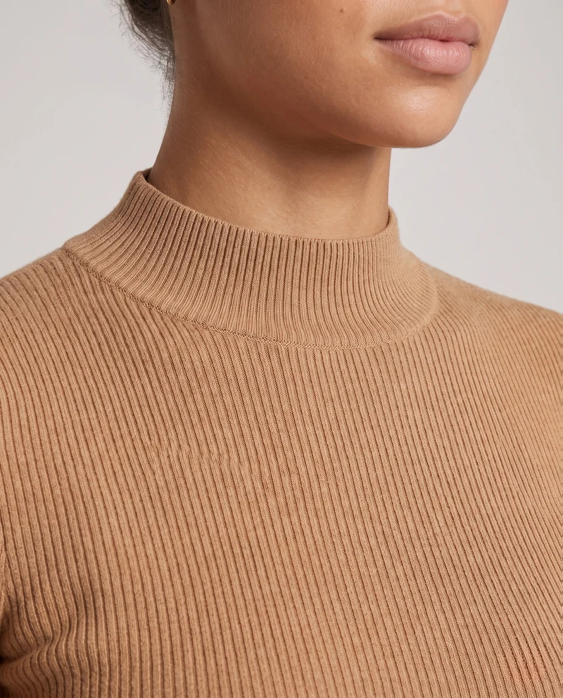 Damen Feiner Rippen-Strickpullover mit kurzem Stehkragen und figurbetonter Passform Nord Taschen