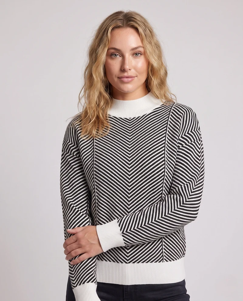 Damen Feinstrick-Pullover mit Chevron-Streifen und leichtem Mockneck Nord Taschen