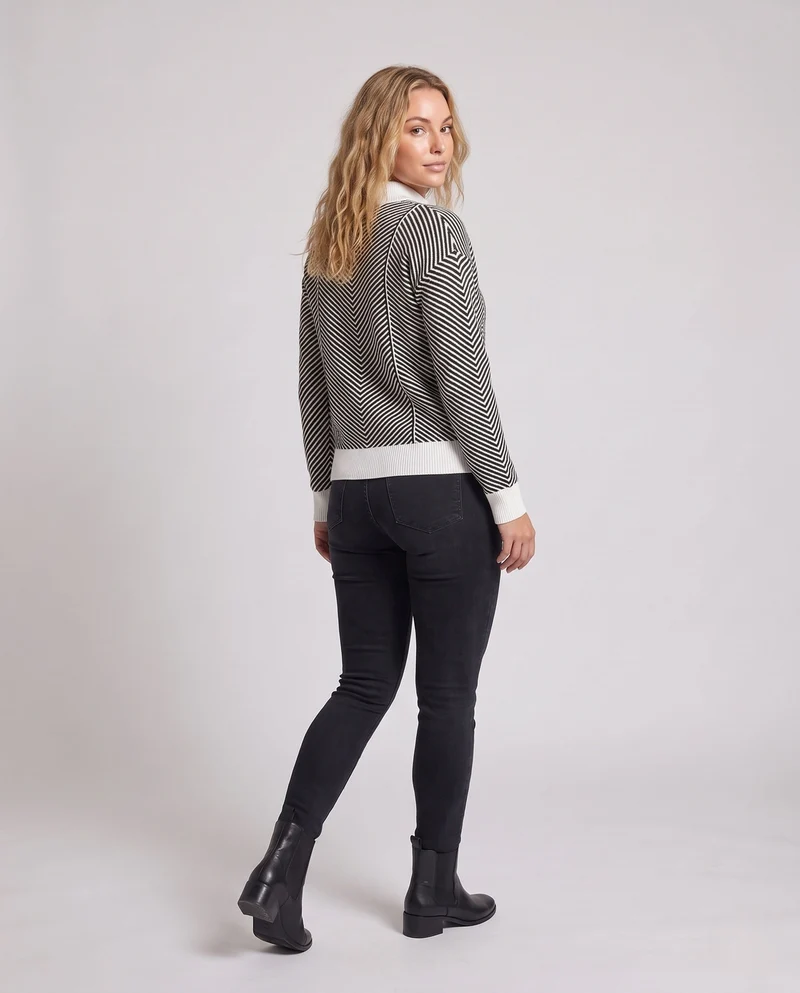 Damen Feinstrick-Pullover mit Chevron-Streifen und leichtem Mockneck Nord Taschen