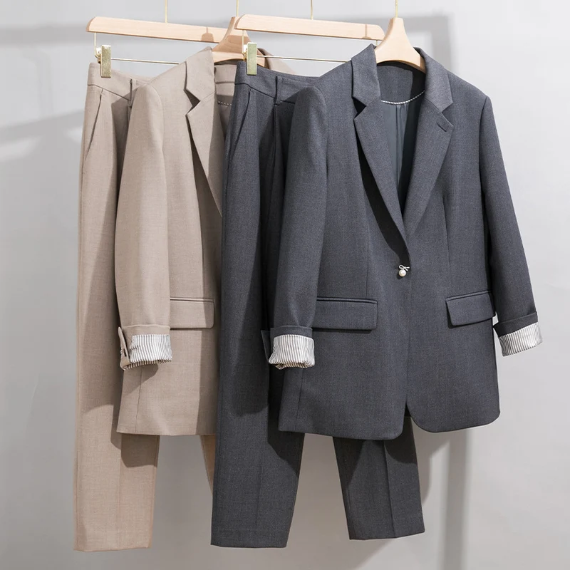 Damen Legeres Tailoring-Set mit Longline-Blazer und hochtaillierter Bundfaltenhose Nord Taschen