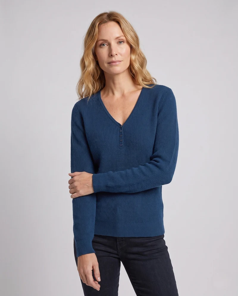 Damen Feinstrickpullover mit V-Ausschnitt und dekorativer Knopfleiste, kaschmirähnliche Weichheit Nord Taschen