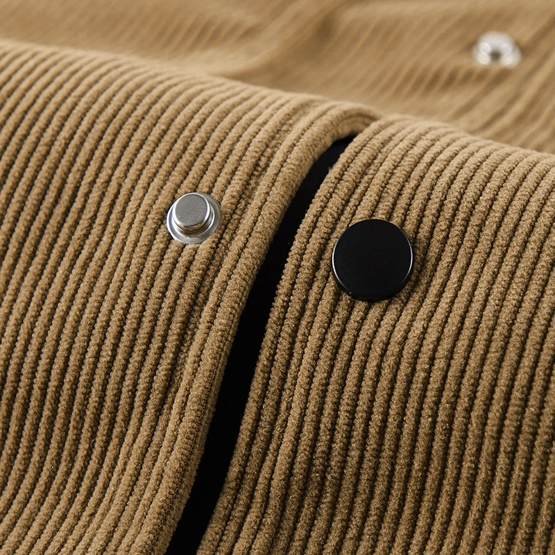 Herren gefütterte Kordjacke im Trucker-Stil mit Druckknopfverschluss und aufgesetzten Brusttaschen Nord Taschen